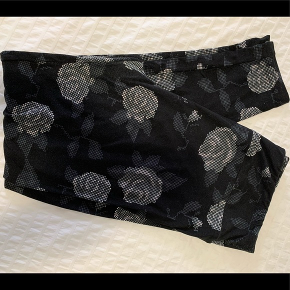 Lularoe leggings TC digital roses - Picture 1 of 2
